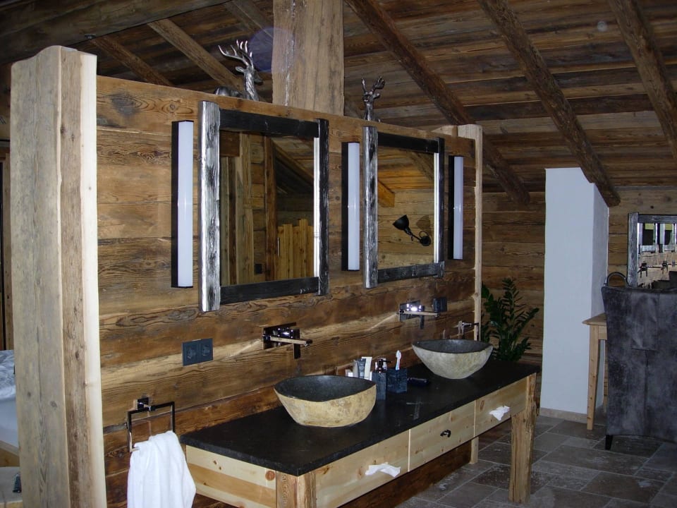 Waschtische im Obergeschoß Chaletdorf Auszeit