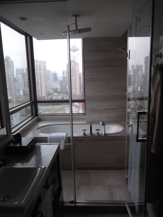 Bad mit Aussicht -gerne aus Wanne mit Kaltgetränk! THE ONE Executive Suites by Kempinski Shanghai