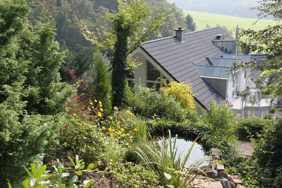 Gartenteich Ansicht Haupthaus Pension Waldesruh