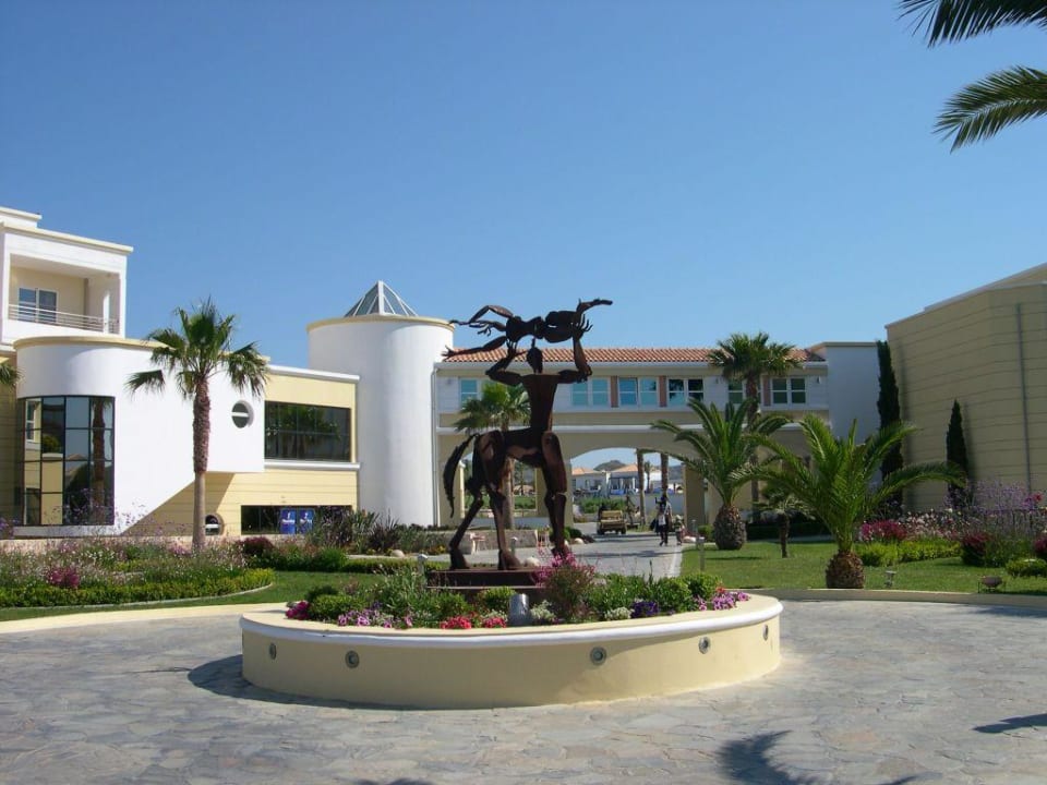 Eeine von vielen Skulpturen Neptune Luxury Resort