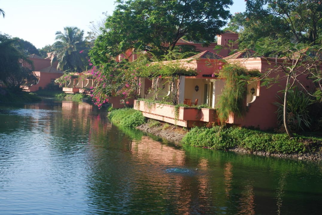 Zimmer an der Lagune Hotel The Leela Goa
