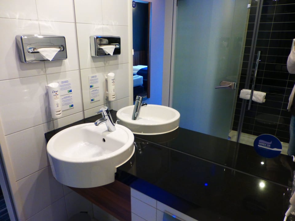 Bad - Zimmer 330 Premier Inn Dresden City Zentrum