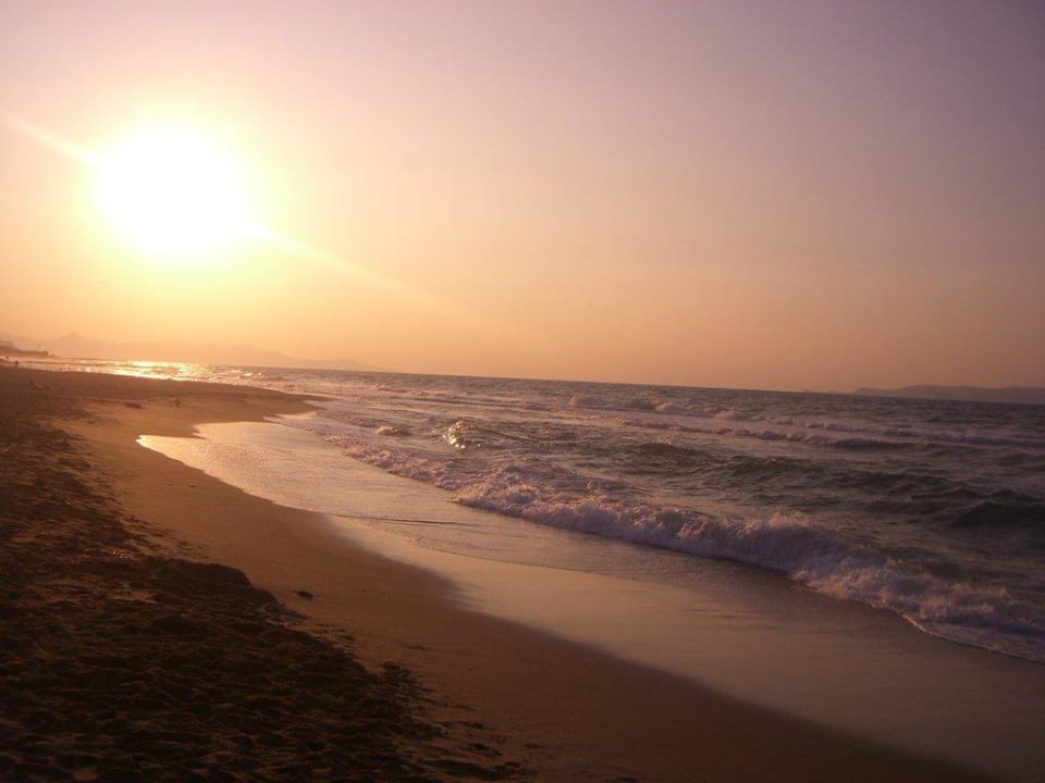 Traumhafte Abendstimmung am Strand Anissa Beach & Village