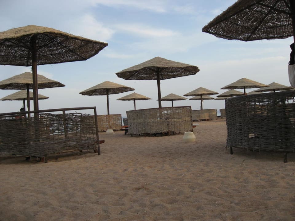 Windschutz bei den Liegen am Strand Grand Makadi