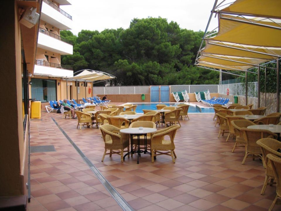 Bestuhlung vor dem Pool Hotel Principe