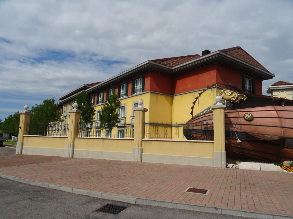 Außenansicht Gardaland Adventure Hotel