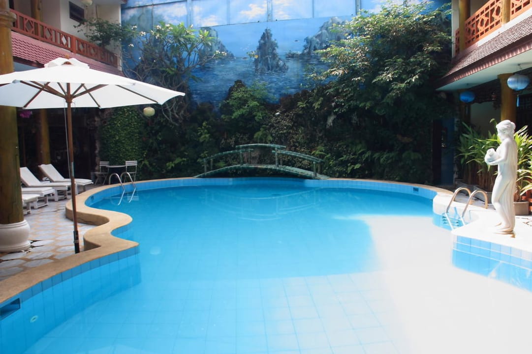 Pool im angelegten Innenhof Hotel Serene Thanh Binh III