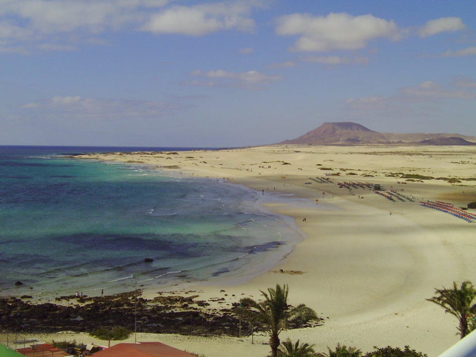 der rechte Strand vom Hoteldach aufgenommen Hotel Riu Palace Tres Islas