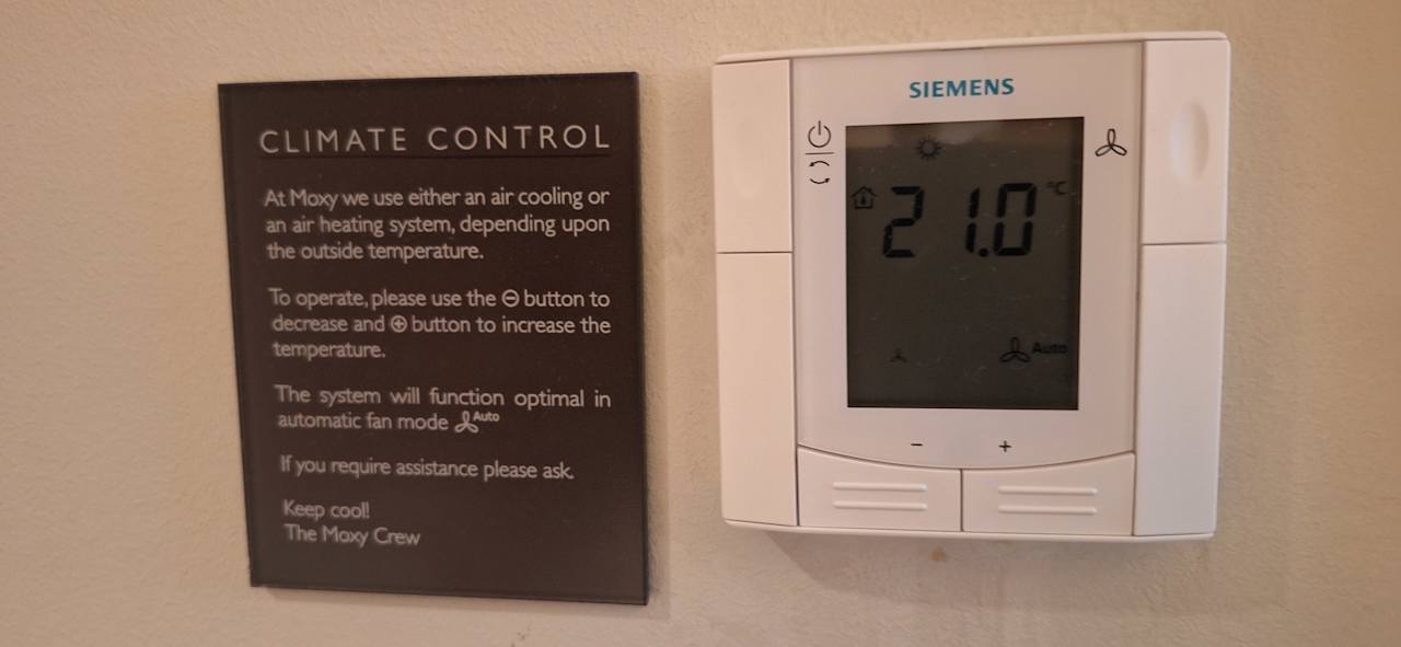 Zimmer MOXY Frankfurt Airport