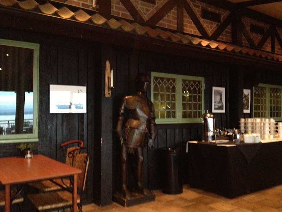 Frühstück mit Ritterrüstung Hotel Gyllene Uttern