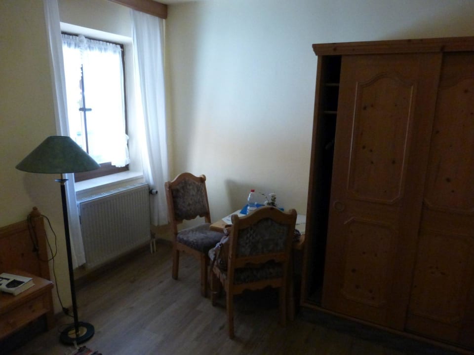 Sitzecke mit hellem Kleiderschrank Landhotel Jägerstöckl