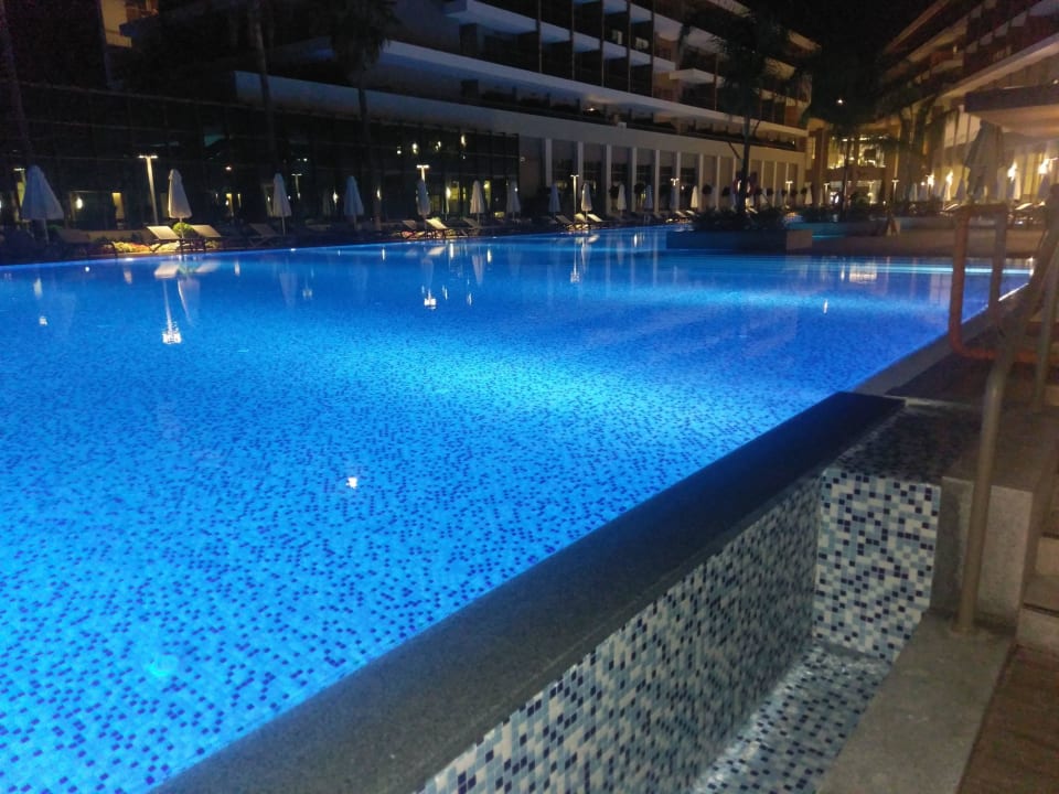 Pool bei Nacht Acanthus Cennet Barut Collection