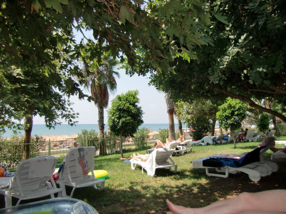 Liegewiese zwischen Pool und Strand Hotel Defne Star