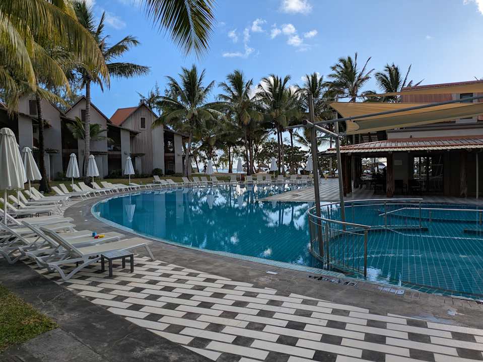 Pool Crystals Beach Resort Belle Mare, a member of Radisson Individuals