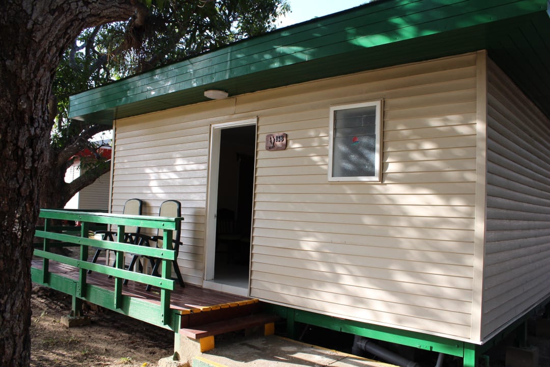 Unser Bungalow, von außen ganz nett... Hotel Finca Ma' Dolores