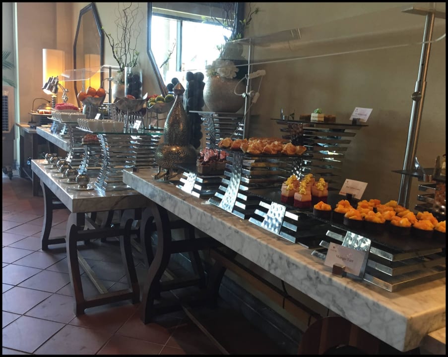 Desertstrecke im Restaurant Ajman Saray, a Luxury Collection Resort