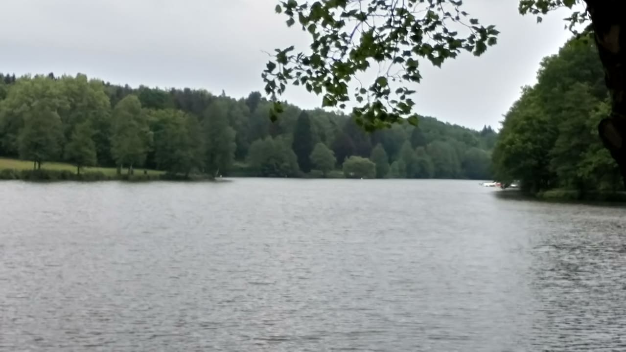 Blick auf Bootsverleih hinter dem Hotel. (Weiträumige Naherh Peters Hotel & Spa