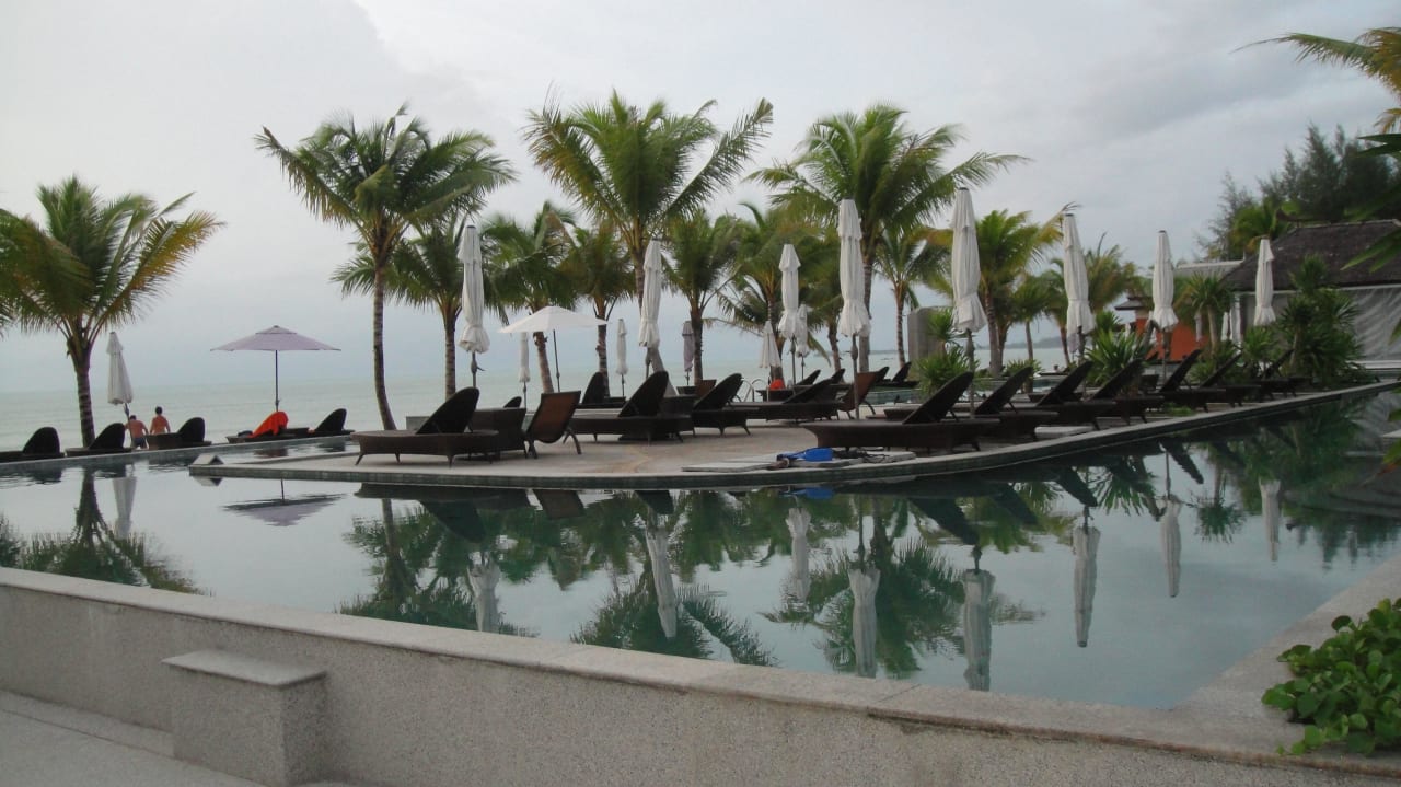 Teil der Poolanlage (Regenzeit ohne Regen) Beyond Khaolak - Adults only 16+