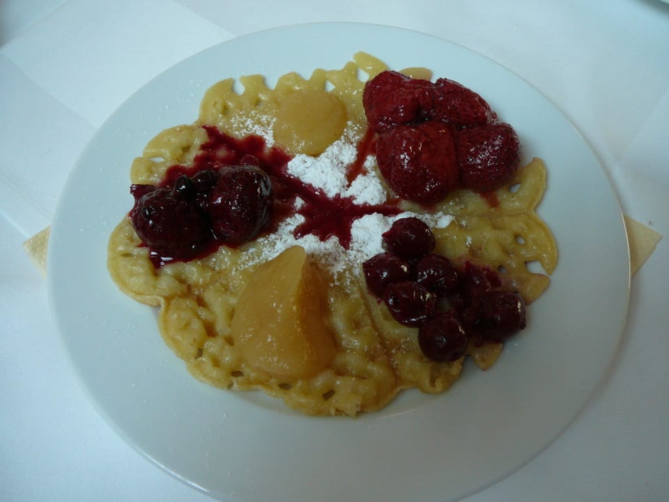 Selbstgebackene Waffel beim Frühstück! Super! =) Hotel Das Ludwig
