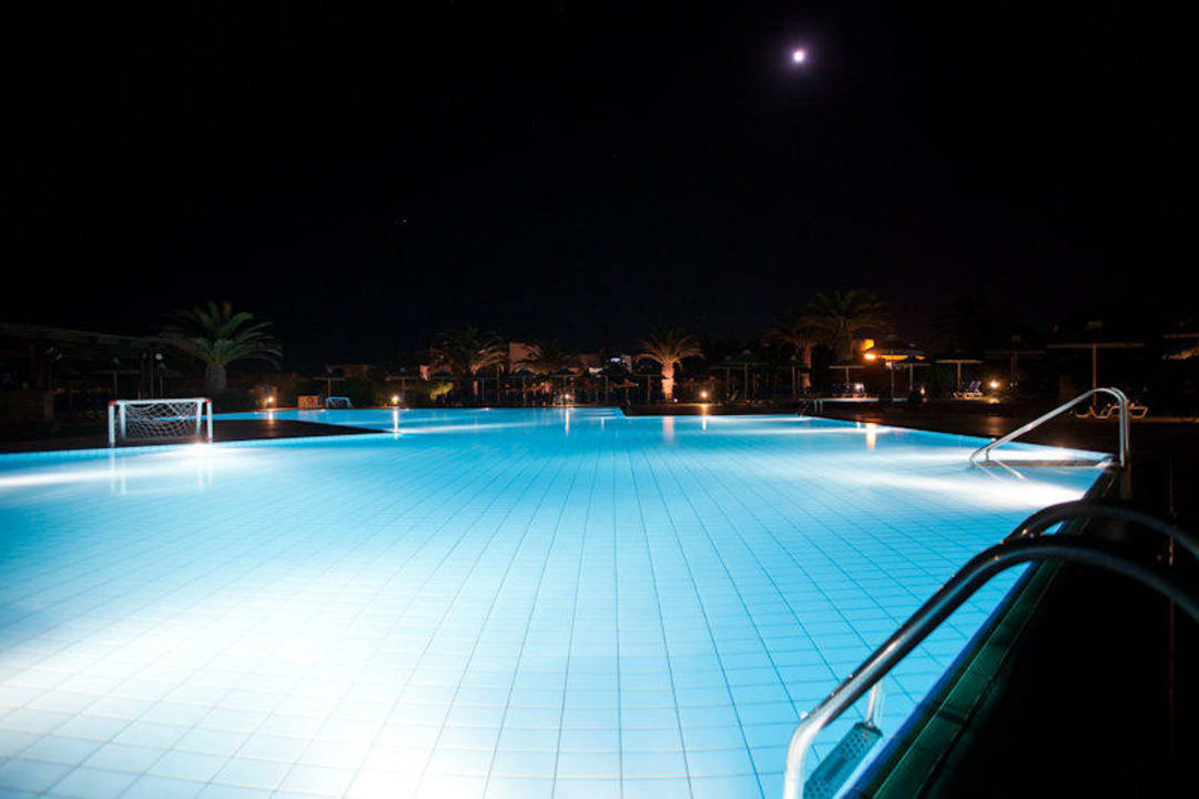 Pool bei Nacht Anissa Beach & Village