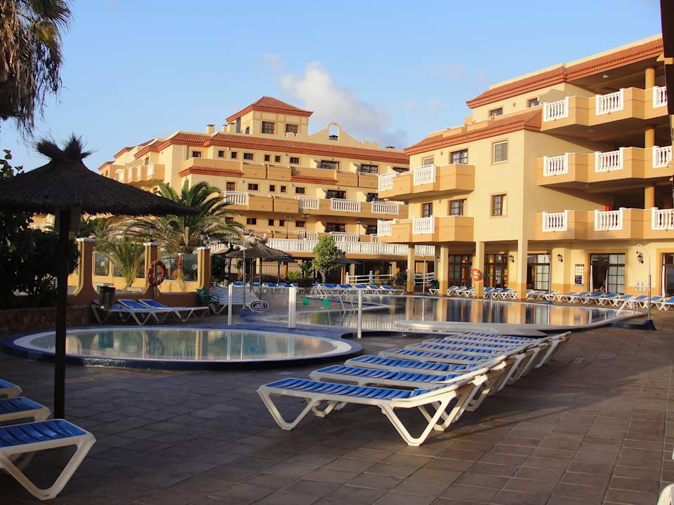 Территория отеля Elba Castillo San Jorge & Antigua Suite Hotel