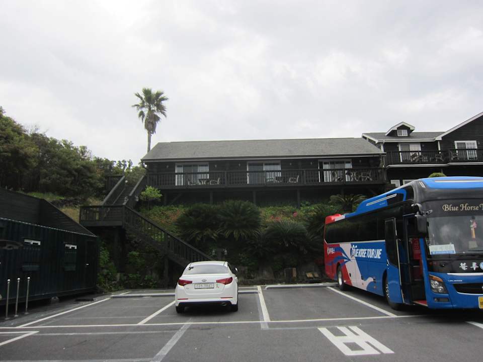 Der Parkplatz mit Blick auf die Zimmer oberhalb Hotel Gyulimsung