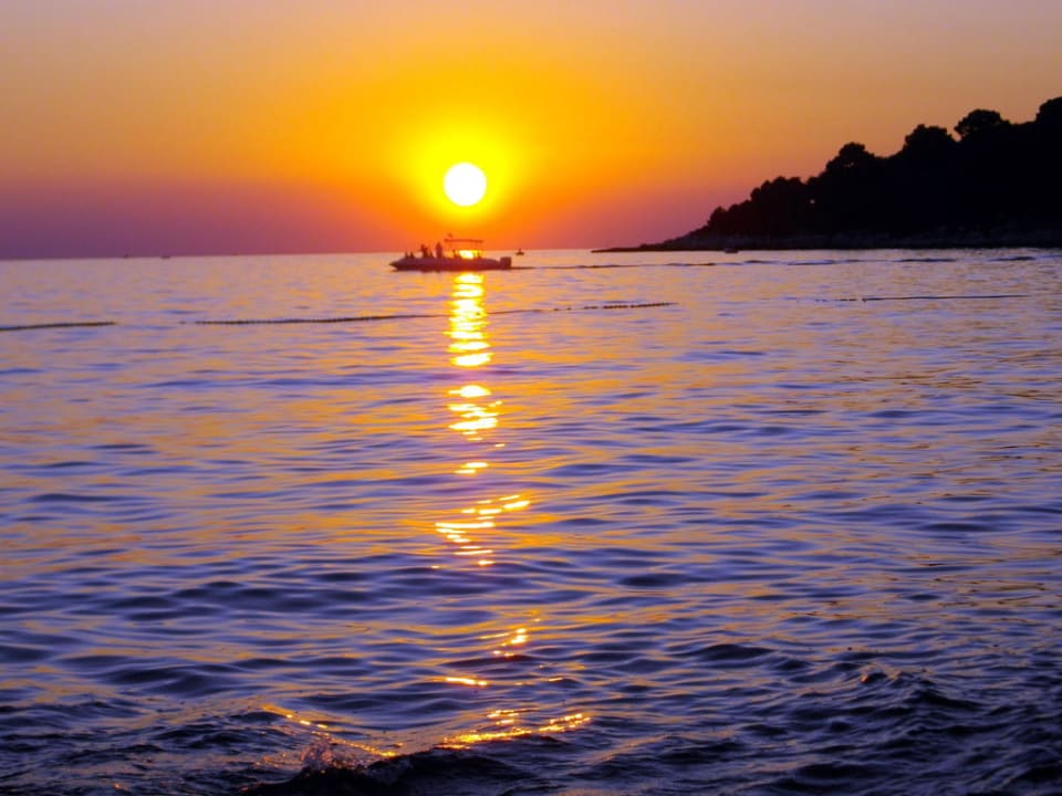 Sonnenuntergang am Strand Sunny Poreč by Valamar
