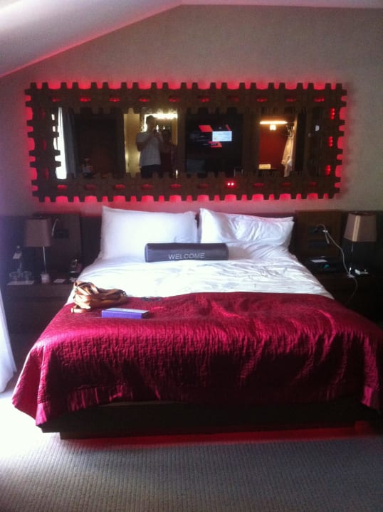 Bett (und wir im Spiegel) W Istanbul