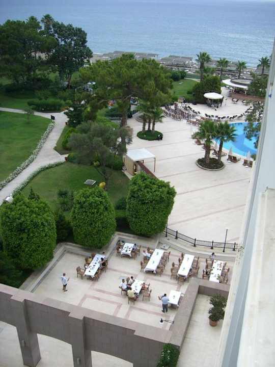 Blick vom Balkon 6. Etage auf Terrasse und Meer Kilikya Palace Göynük