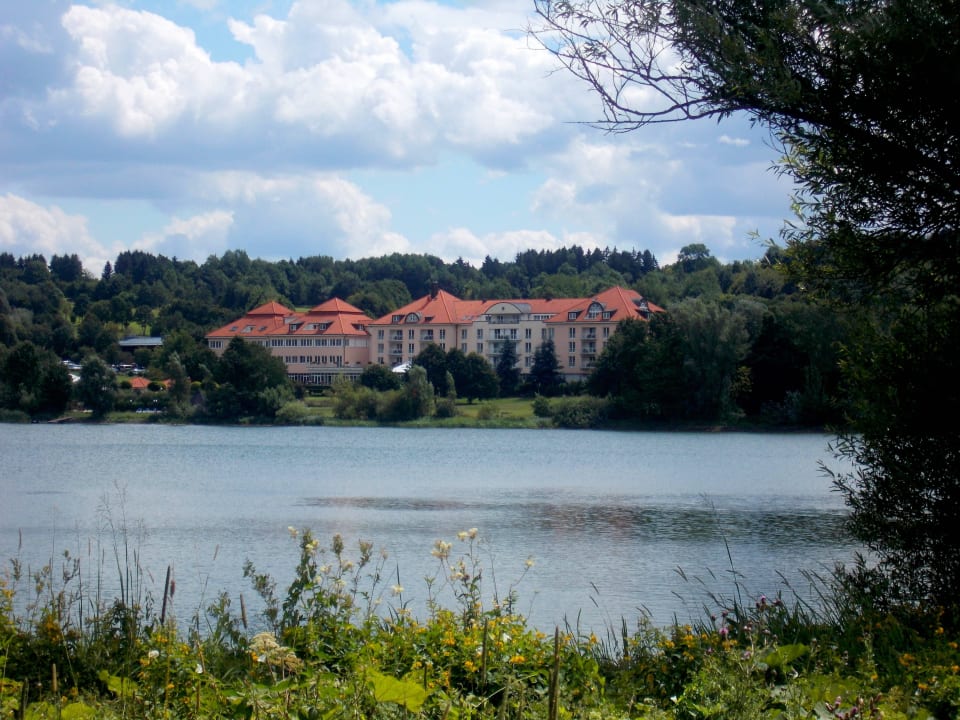Blick vom anderen Ufer des Wiesensee auf das Hotel Golf & Sporthotel Wiesensee