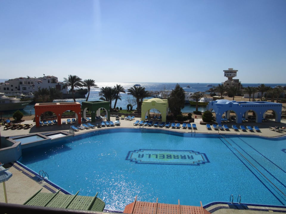 Blick vom Zimmer über den Pool Arabella Azur Resort