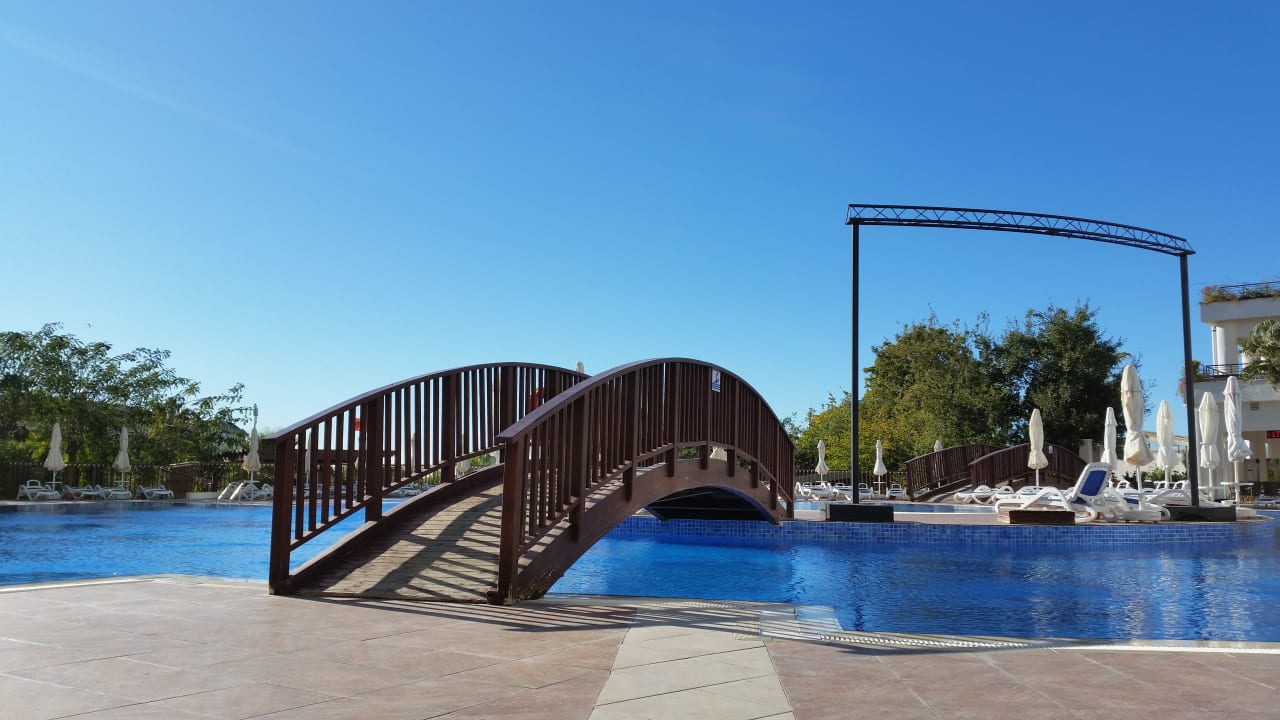 Pool Side Prenses Resort & Spa