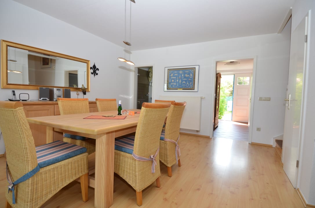 Der große Esstisch im Wohnbereich der WG 1 Reethaus Zickersche Berge