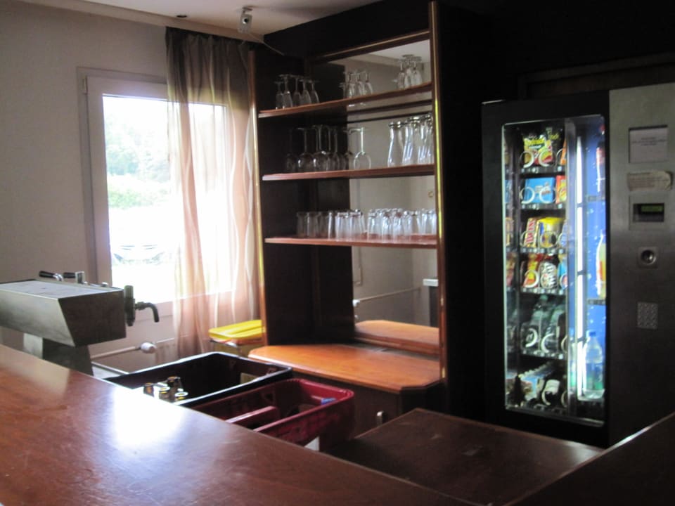 Selbstbedienung am Getränkeautomat Hotel B1 Alt-Kaulsdorf