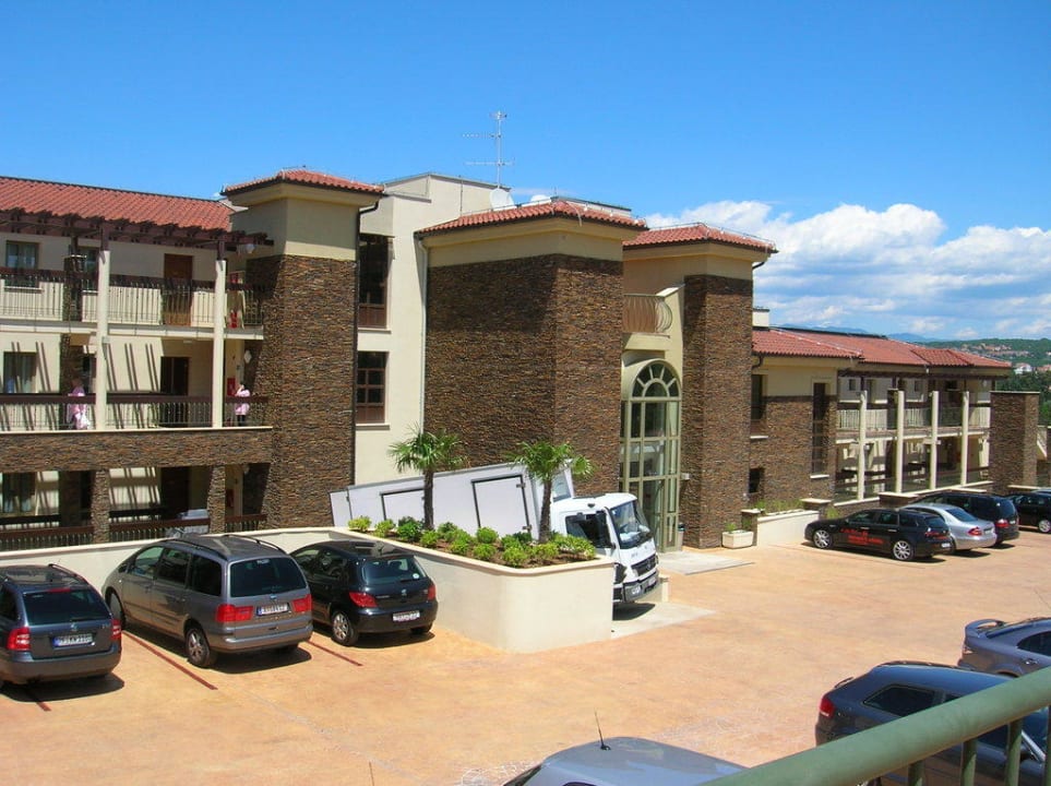 Nebengebäude und Parkplatz Blue Waves Resort