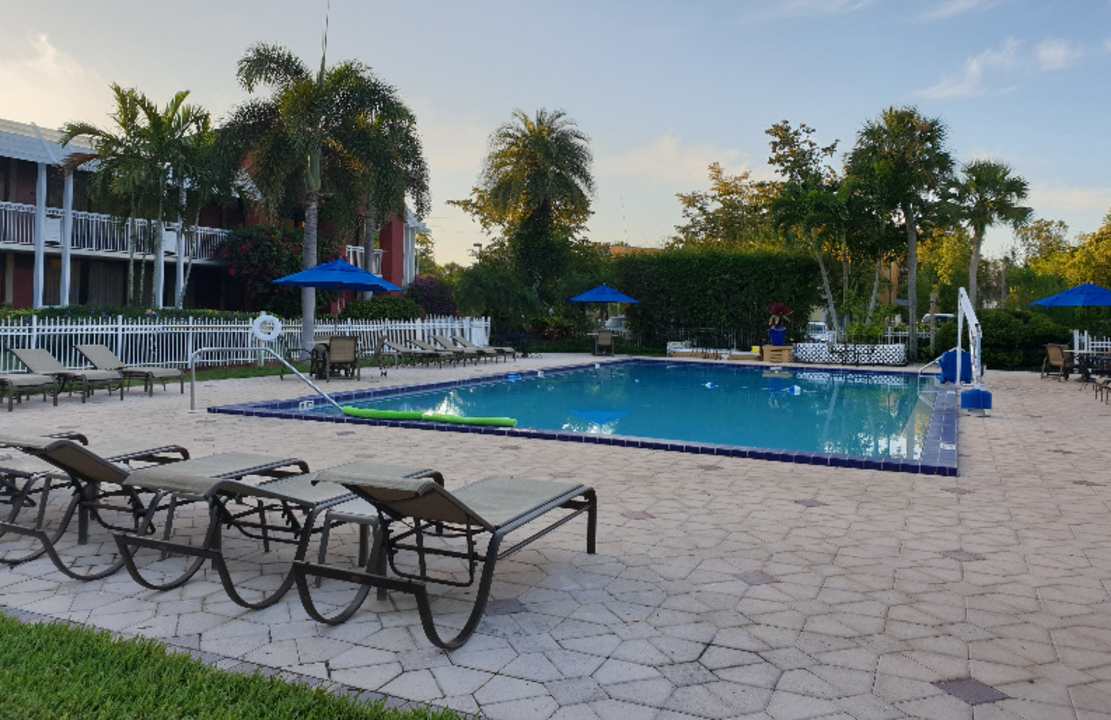 Pool Hotel Ramada Inn of Naples