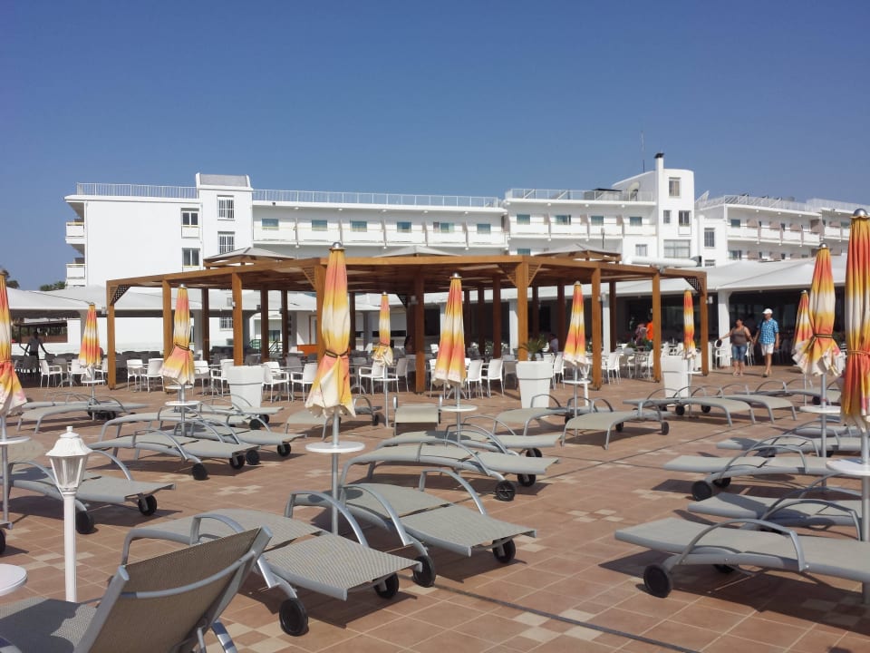 Blick auf das Hotel und Hauptrestaurant Asterias Beach