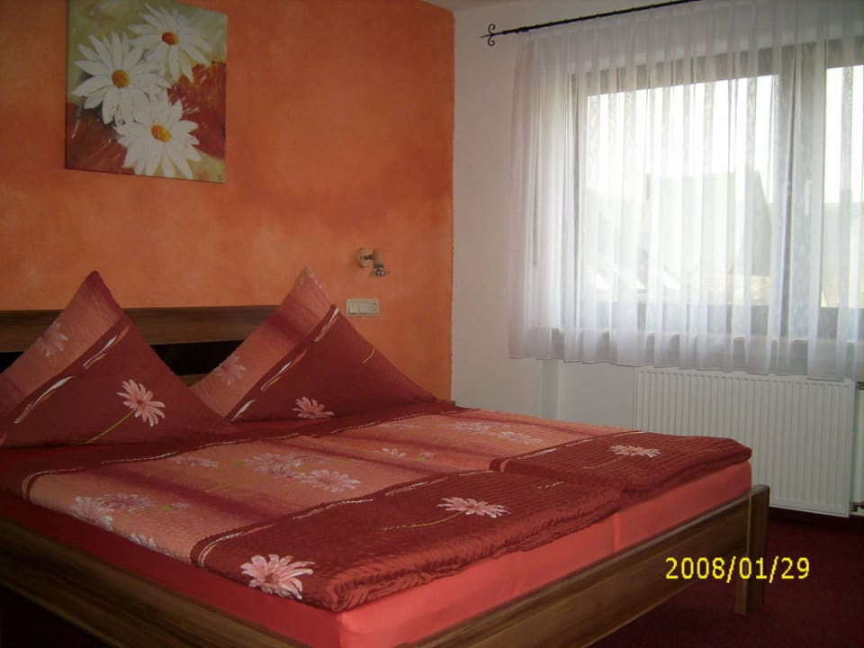 Eins unserer modernen Doppelzimmer Gäste-& Weinhaus Kunz-Erben