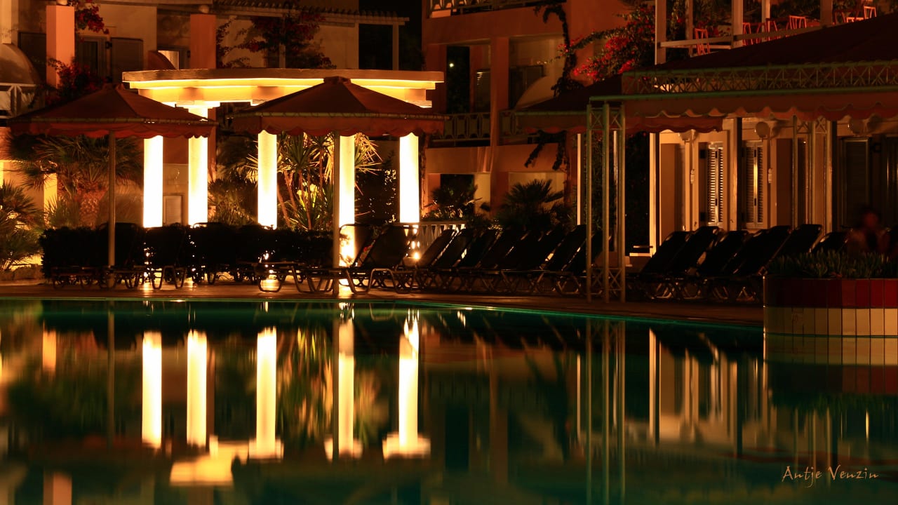 Poolanlage bei Nacht Hotel Serita Beach