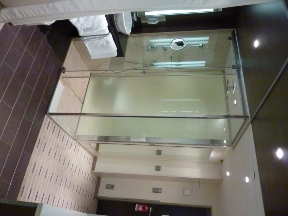 Die Dusche im Flur vom Zimmer Park Inn by Radisson Berlin Alexanderplatz