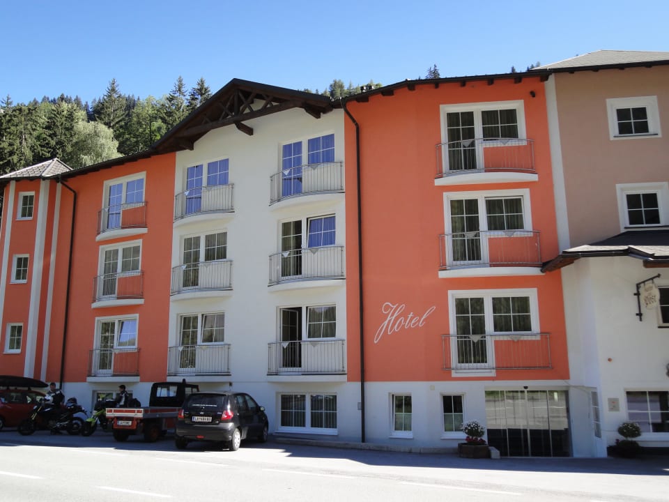 Blick vom Parkplatz Posthotel Strengen am Arlberg