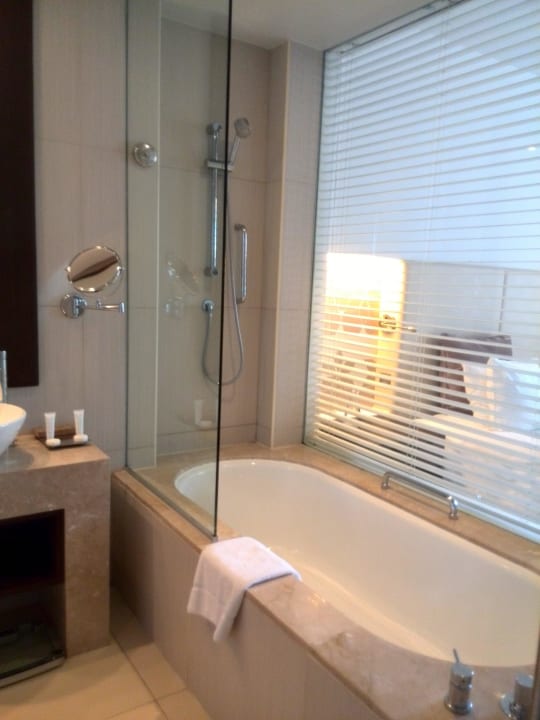 Badewanne mit Blick durchs Zimmer nach draussen Crowne Plaza Hotel Yas Island