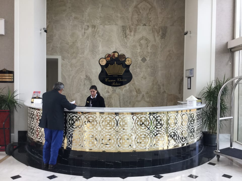 Lobby Well Palace Side