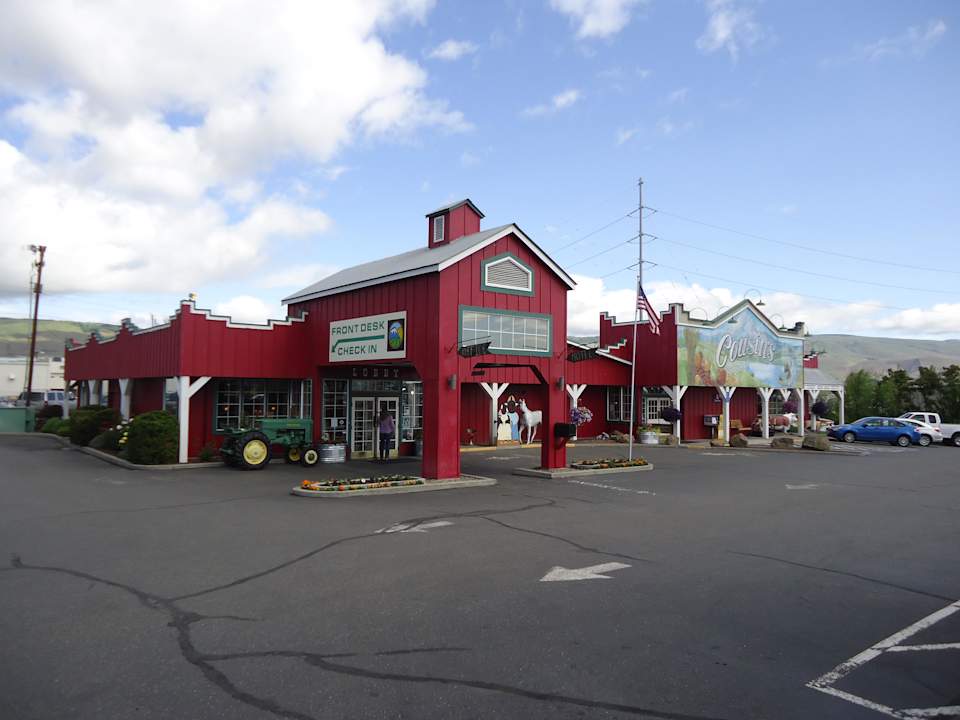 Rezeption, Saloon und Restaurant Hotel Cousins Country Inn