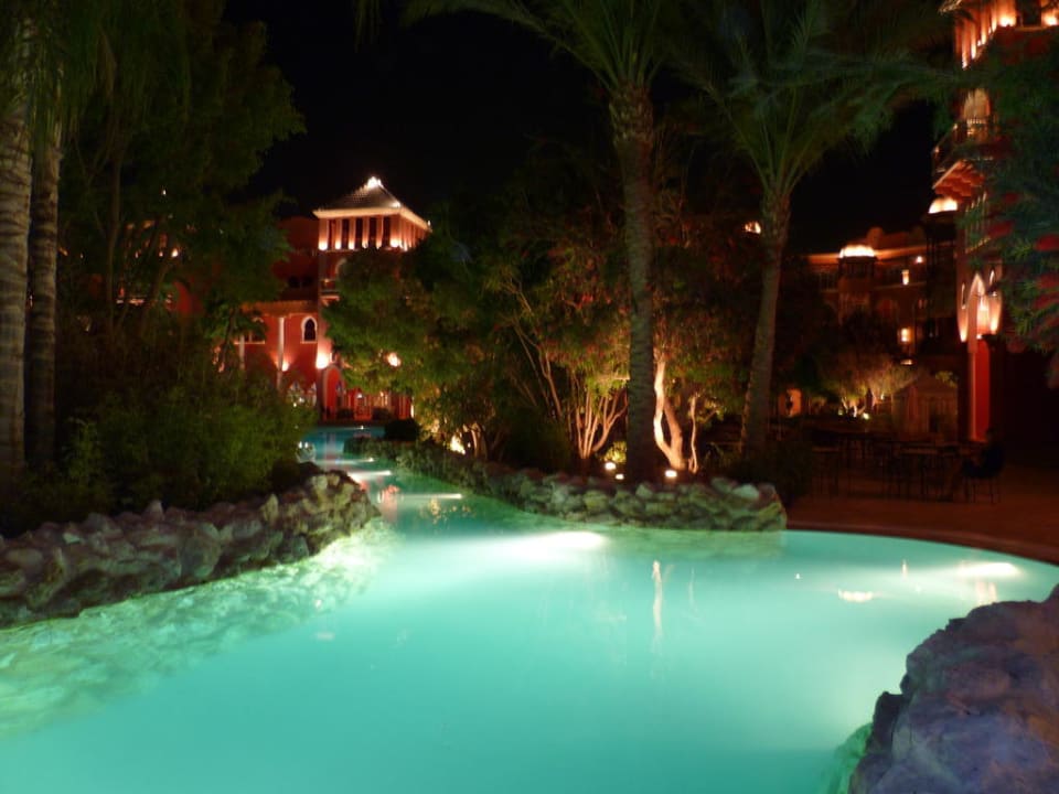 Lagunenartig verläuft der Pool durch den Garten The Grand Resort