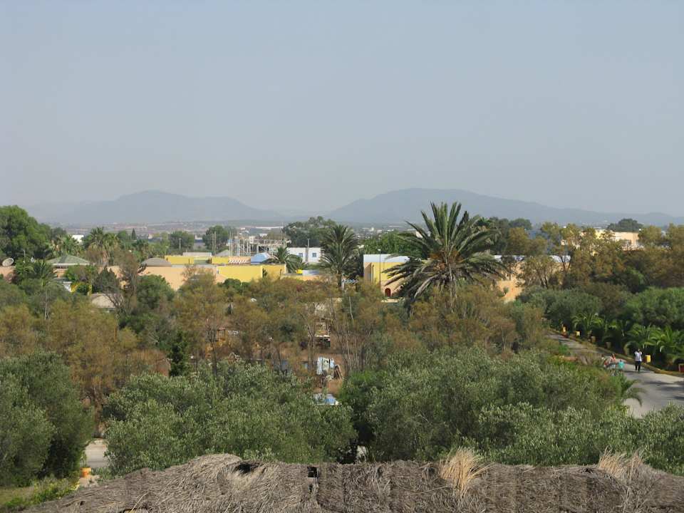 Blick über die Anlage vom Haupteingang aus Hawai Beach Club