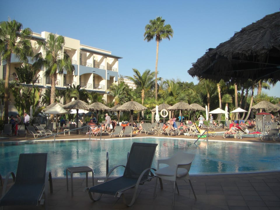 Einer von 3 Pools -  Hintergrund das Hotelgebäude IFA Altamarena by Lopesan Hotels