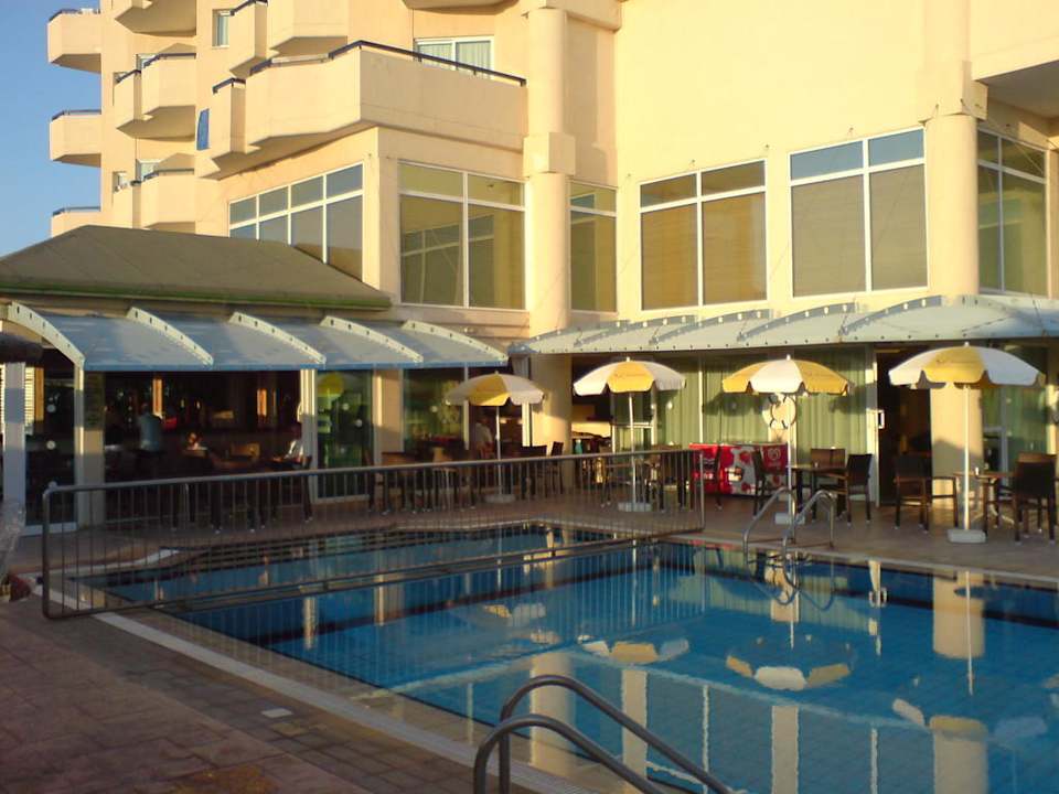 Pool mir Terrasse/Bar Tasia Maris Gardens