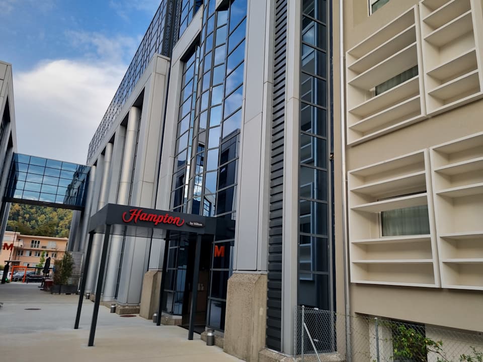 Außenansicht Hampton By Hilton Locarno