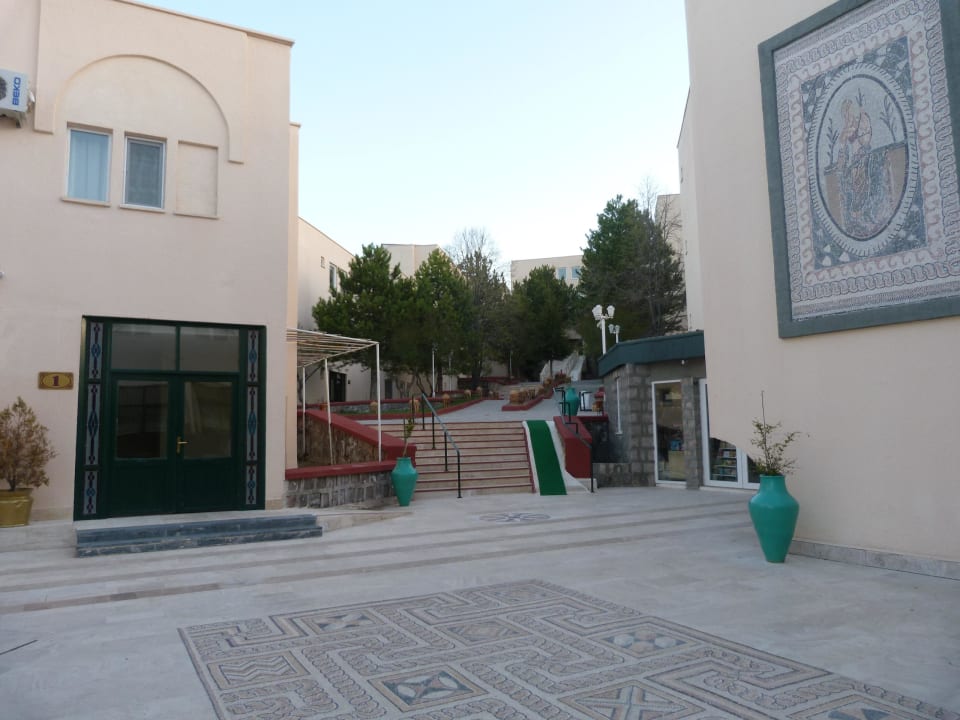 Rechts ein kleiner Souvenirladen Hotel Floria